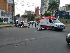 Colisão entre carro e moto deixa um jovem ferido na Sete de Setembro com Presidente Vargas no Centro