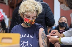 Pessoas com 26 anos ou mais serão vacinadas nesta quinta-feira