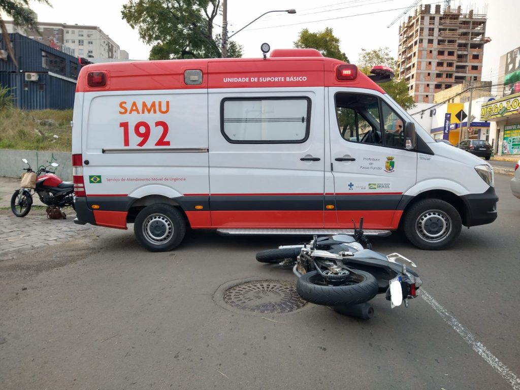Colisão entre carro e moto deixa um jovem ferido na Sete de Setembro com Presidente Vargas no Centro