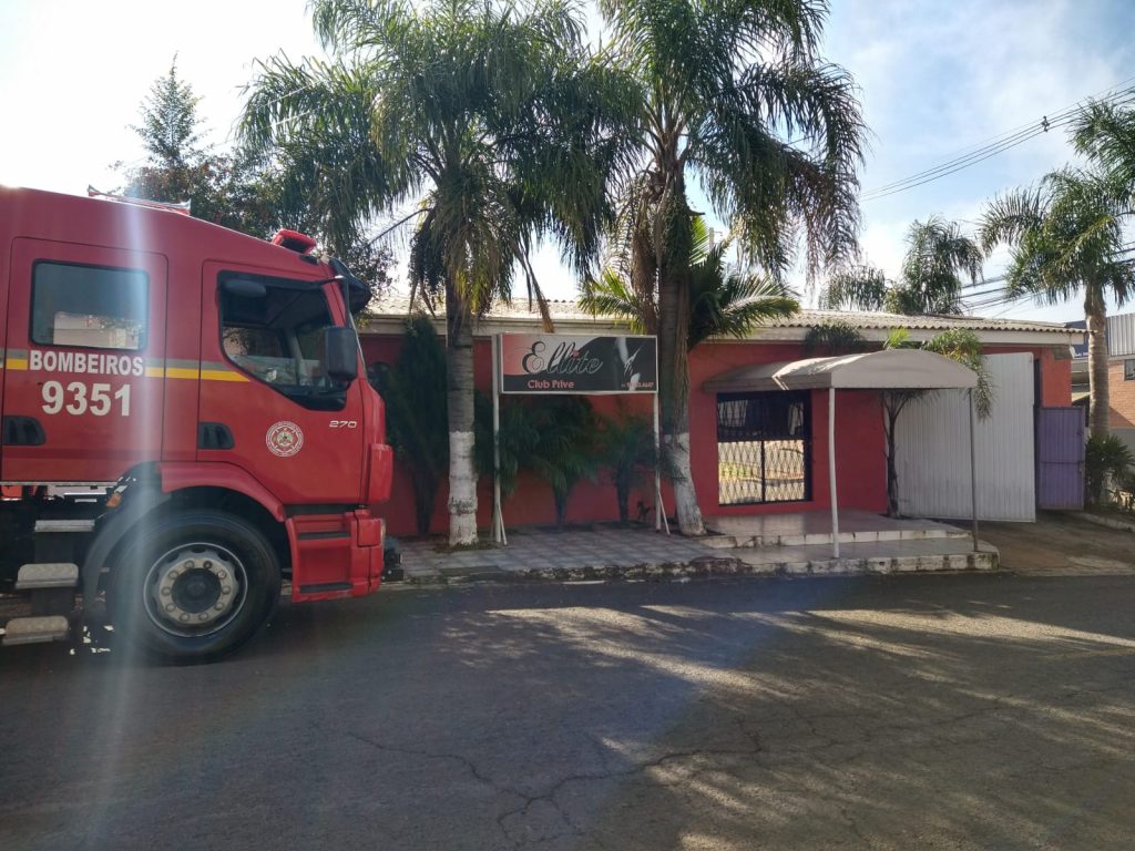 Fogo no cabaré: bombeiros combatem princípio de incêndio em casa noturna na Petrópolis