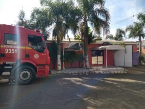 Fogo no cabaré: bombeiros combatem princípio de incêndio em casa noturna na Petrópolis