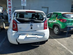 Colisão entre carro e ônibus deixa uma mulher ferida na Ângelo Preto