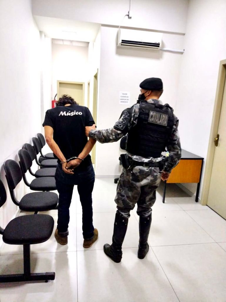 Cavalaria prende marginal furtando em escola do bairro Ipiranga em Passo Fundo