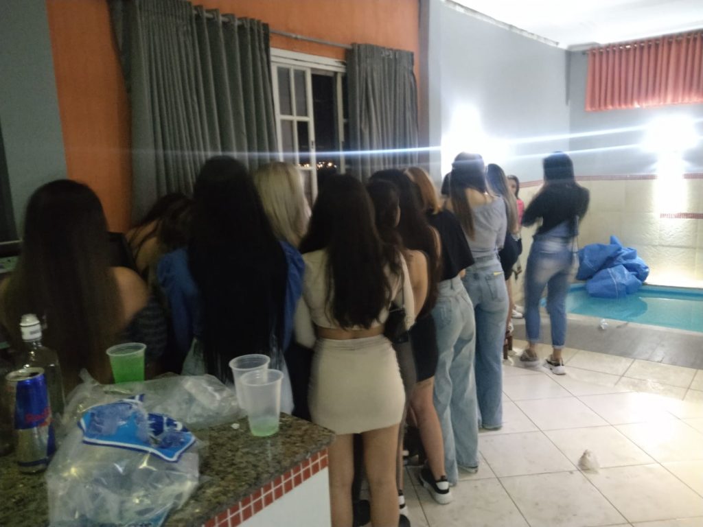 Força Tarefa flagra festa com 50 pessoas em suíte de motel em Passo Fundo