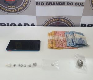 3º BPChq prende dois indivíduos e apreende adolescente por tráfico de drogas em Erechim