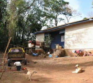 Família que ocupou escola Brizoleta relata que não tem para onde ir
