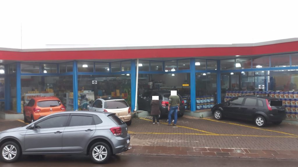 Motorista perde controle do carro e invade loja de tintas na Presidente Vargas