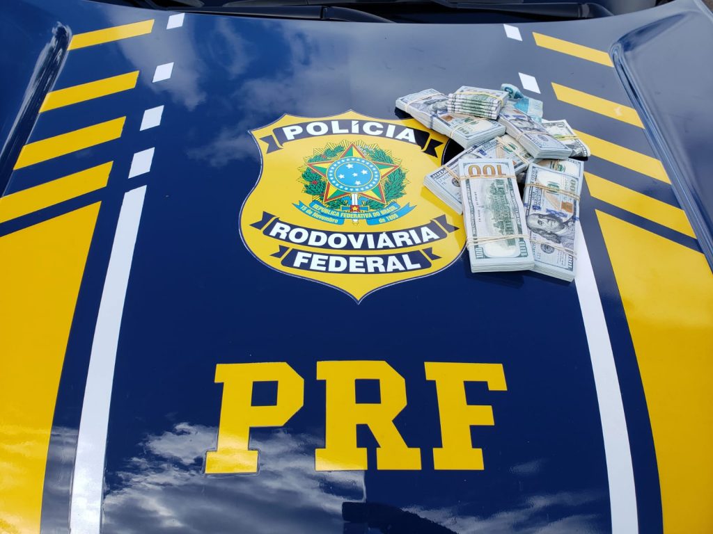 PRF apreende 68 mil dólares escondidos em painel de carro em Pelotas