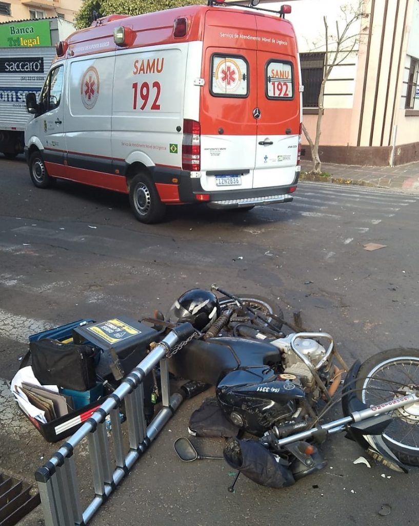 Samu e BM atendem colisão entre carro e moto no Centro de PF