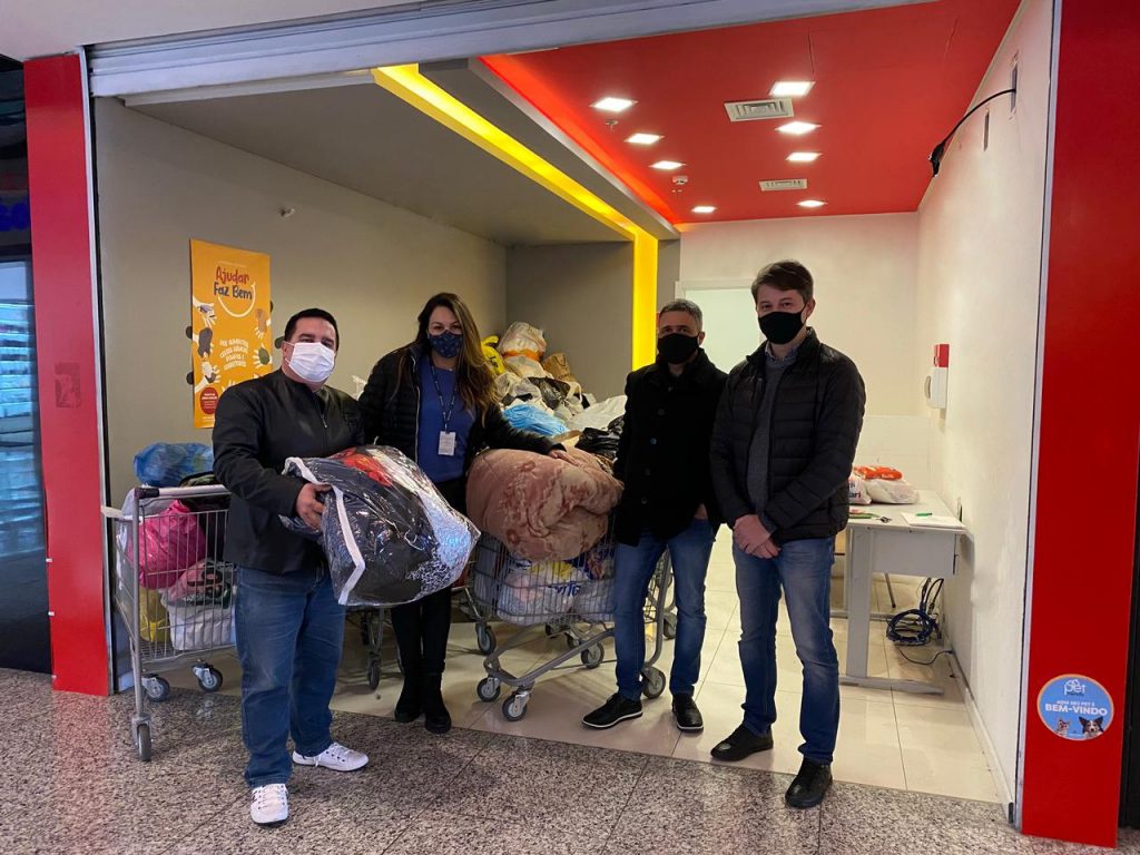 Ajudar faz bem: cobertores e agasalhos são doados pelo Passo Fundo Shopping, HSVP e UPF