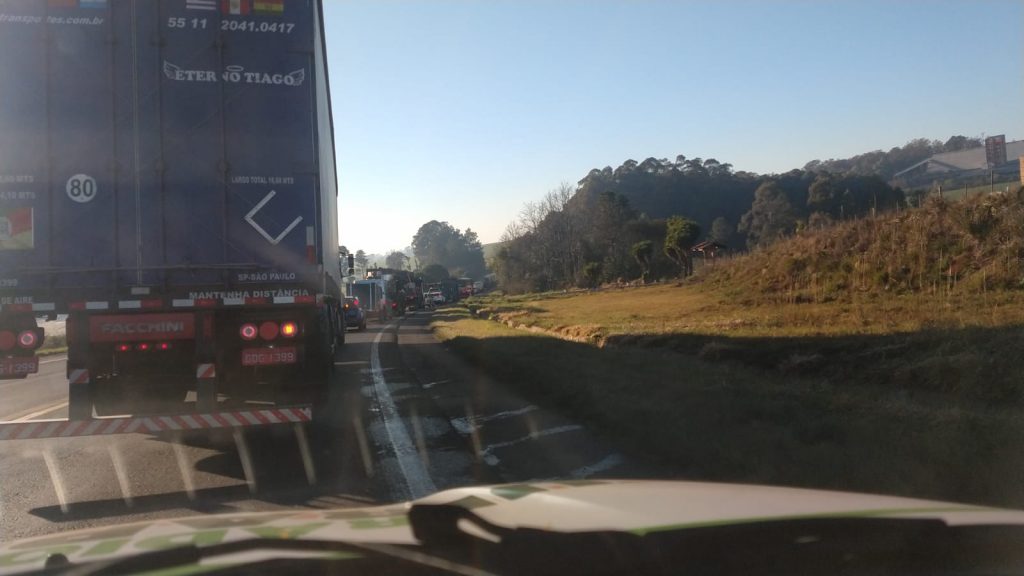 Protesto por moradia digna segue bloqueando rodovia na entrada do bairro Zachia