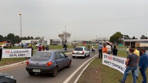 Na manhã desta segunda-feira (23) agricultores e entidades realizam uma manifestação contra a derrubada do Marco Temporal no STF. O ato ocorreu no trevo da Caravela e também em Getúlio Vargas. Na última quarta-feira (11), lideranças políticas, sindicais e agricultores de 17 municípios da região se reuniram no auditório do Sindicato Rural de Passo Fundo, com o objetivo de definir ações para reiterar a contrariedade à derrubada do Marco Temporal e defender o apoio à aprovação do Projeto de Lei 490, que está em tramitação no Congresso Nacional e insere na as condicionantes que o STF fixou para demarcações indígenas. O Supremo Tribunal Federal (STF) deve voltar a julgar nesta quarta-feira, 25 de agosto, o Recurso Extraordinário que poderá definir o futuro das demarcações das terras indígenas no Brasil. O Ministério Público Federal e ONGS indigenistas se movimentam para que o Supremo revogue o “marco temporal” - tese fixada pelo próprio STF no julgamento do caso Raposa/Serra do Sol em Roraima, segundo a qual só podem ser demarcadas áreas que estivessem ocupadas tradicionalmente pelos indígenas em 1988. O vereador de Passo Fundo e Procurador do Estado, Rodinei Candeia destacou a importância do envolvimento da comunidade em geral. “Se nós não nos envolvermos, vamos ser atropelados por esse movimento que acontece no mundo todo. Hoje está batendo na casa de vocês, mas amanhã poderá ser a nossa e as nossas famílias”. Candeia também defendeu a necessidade de mobilização política. “Temos que mobilizar todos os nossos deputados federais e senadores para que o Marco Temporal não caia, para que não tenhamos dificuldade em aprovar o Projeto de Lei 490”. Os prefeitos de Getúlio Vargas Mauricio Soligo, de Mato Castelhano Rogério França e de São Valério do Sul Idilio José Speroni, destacaram os impactos que a revogação do Marco Temporal terá em suas cidades, bem como defenderam a importância de mobilização política no Congresso Nacional para a aprovação do Projeto de Lei. Relembre o Caso: O julgamento teve como motivação um recurso impetrado contra a reintegração de posse movida pelo governo de Santa Catarina para deter invasão numa área ambiental do Estado, onde não havia ocupação indígena em 1988. O relator do caso, o ministro Fachin, concedeu liminar ao processo, proibindo a reintegração, alegando que, em função da pandemia, haveria interesse socioambiental. Em consequência, e dando contornos inimagináveis à liminar, Fachin também suspendeu todos os processos judiciais que pudessem promover reintegração contra indígenas ou anular processos de demarcação em todo o País, além de suspender o Parecer 001/2017, da Advocacia-Geral da União (AGU), que determinava à Administração Federal que atendesse os critérios fixados pelo STF no julgamento do Raposa/Serra do Sol, também conhecido como Marco Temporal. O recurso recebeu repercussão geral e terá efeito em todos os casos envolvendo demarcações. O caso de Raposa/Serra do Sol não teve reconhecida a repercussão geral, mas é tido como a maior referência na questão indígena, pois foi onde houve o maior aprofundamento do entendimento do "marco temporal" e o estabelecimento de 19 condicionantes para que sejam feitas demarcações indígenas.