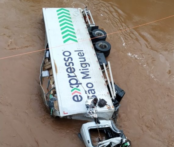 Caminhão cai de ponte na BR-285 entre Panambi e Pejuçara