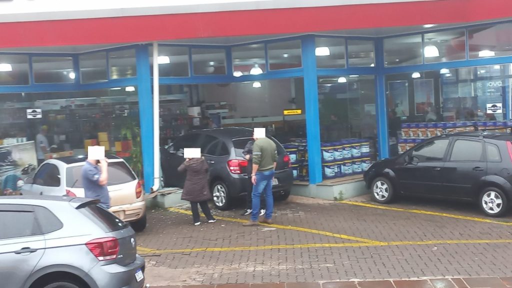 Motorista perde controle do carro e invade loja de tintas na Presidente Vargas