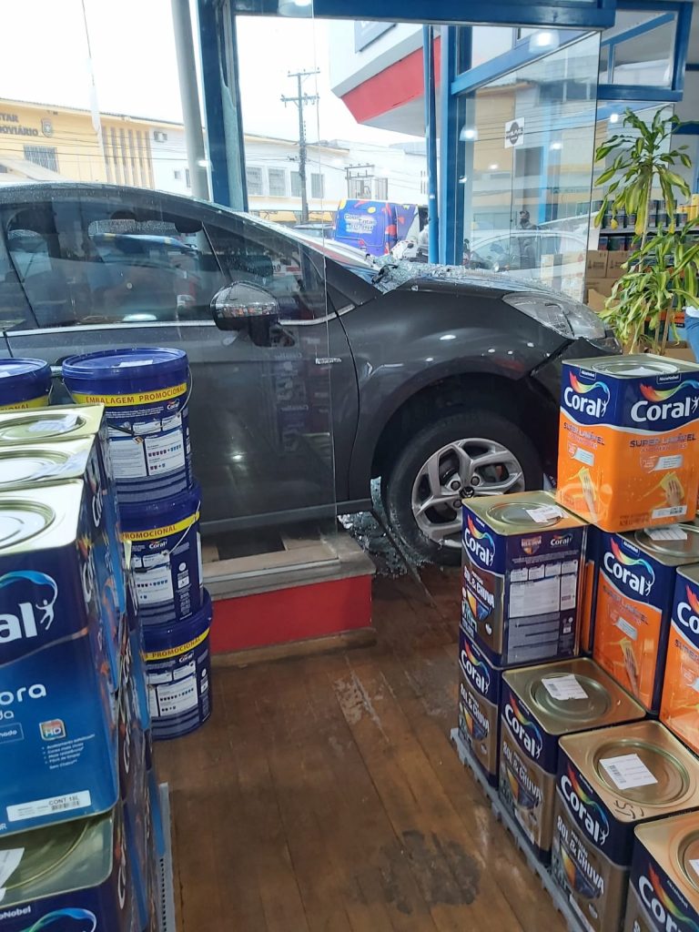 Motorista perde controle do carro e invade loja de tintas na Presidente Vargas