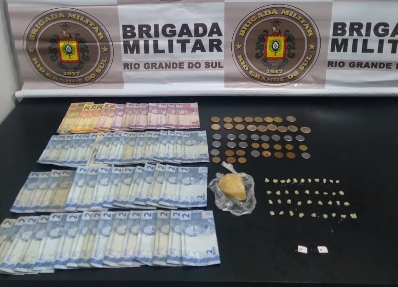 Força Tática do 1°BRBM prende três indivíduos por tráfico de drogas na ERS-324 em Passo Fundo