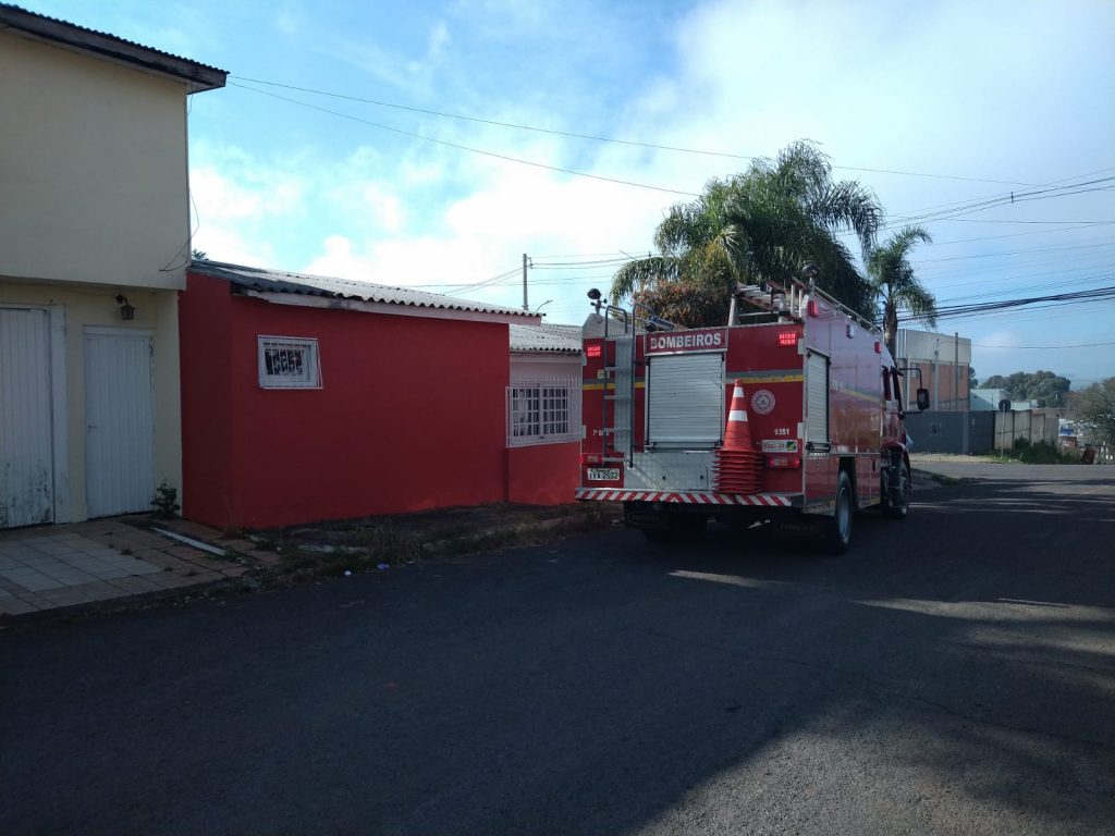 Fogo no cabaré: bombeiros combatem princípio de incêndio em casa noturna na Petrópolis