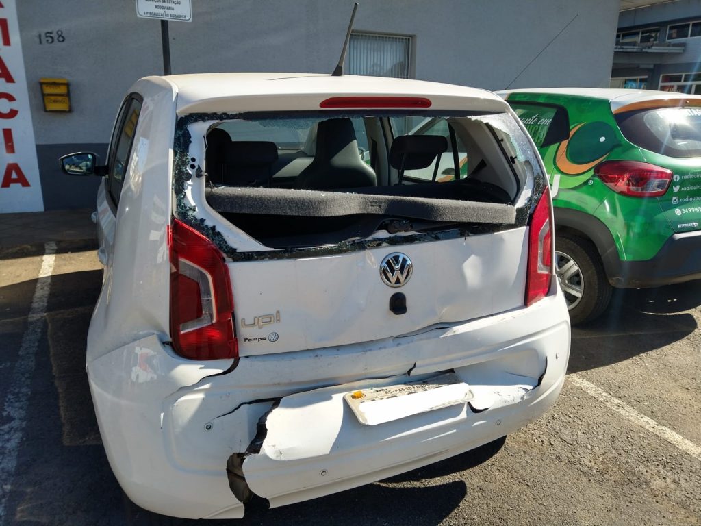Colisão entre carro e ônibus deixa uma mulher ferida na Ângelo Preto