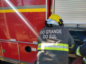 Corpo de Bombeiros Militar atende princípio de incêndio na Lucas Araújo