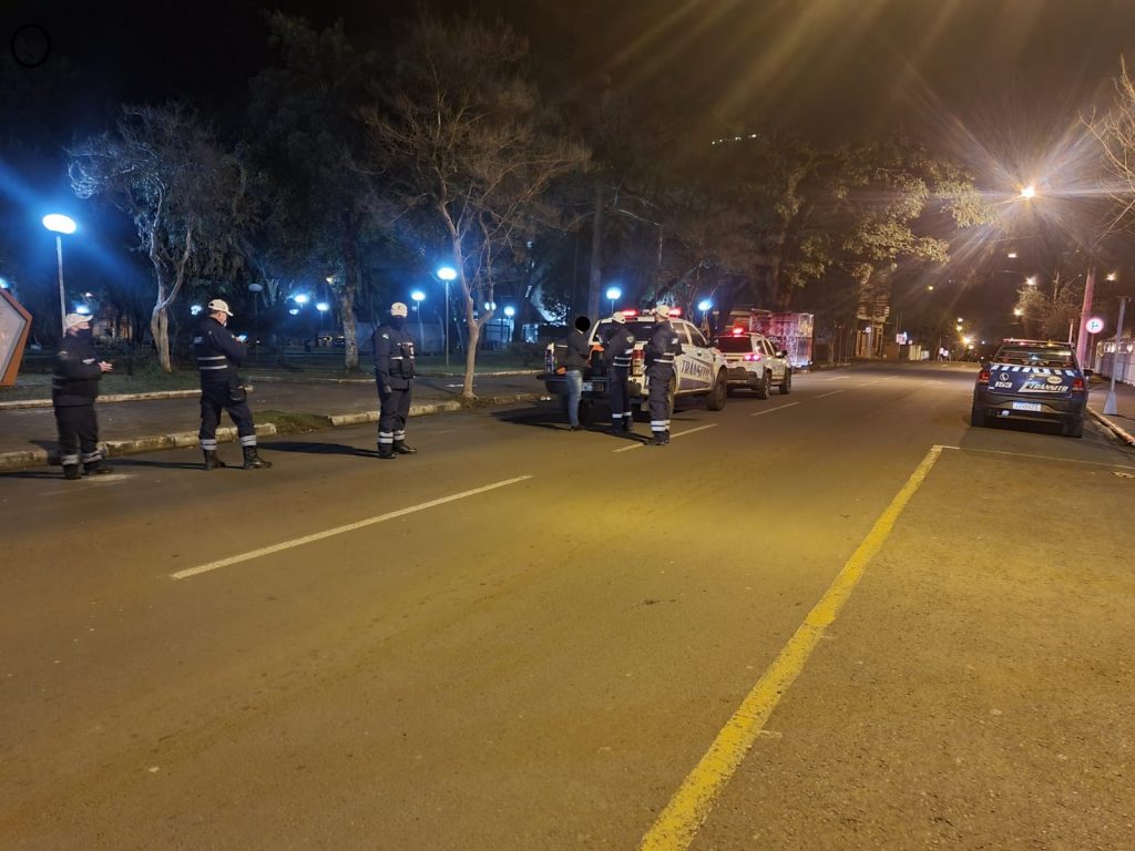 Fiscalização flagra grande aglomeração em condomínio em Passo Fundo