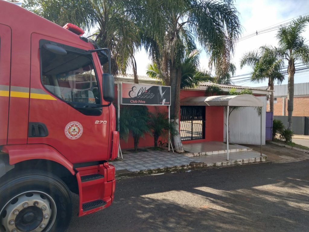 Fogo no cabaré: bombeiros combatem princípio de incêndio em casa noturna na Petrópolis