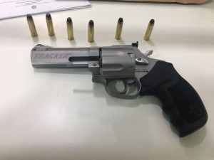 Homem é apreendido com revólver calibre 357 em Coxilha