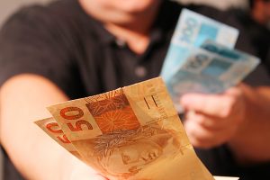 Pagou uma dívida indevida? saiba o que diz o Direito do Consumidor