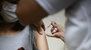 Vacinação segue nesta quarta com aplicação de primeira, segunda e terceira dose da vacina contra a covid-19