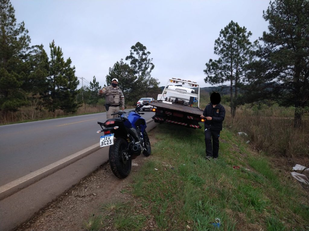 Motoboy passa a noite acidentado as margens da ERS-324 em Passo Fundo
