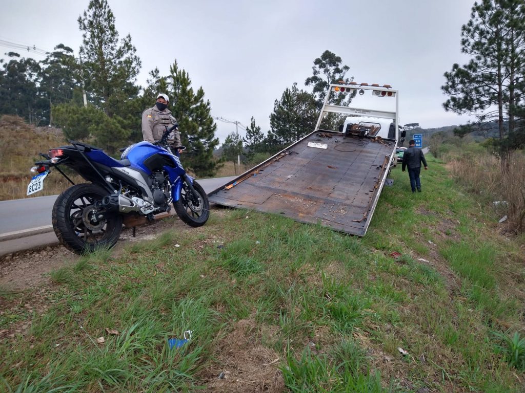 Motoboy passa a noite acidentado as margens da ERS-324 em Passo Fundo