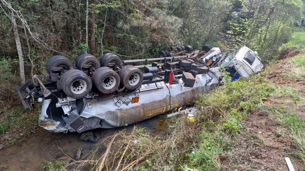 Caminhão-tanque sai da pista e tomba em rio entre Passo Fundo e Marau
