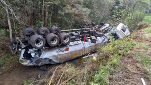 Caminhão-tanque sai da pista e tomba em rio entre Passo Fundo e Marau