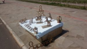 Artista confecciona esculturas com ferraduras em Passo Fundo