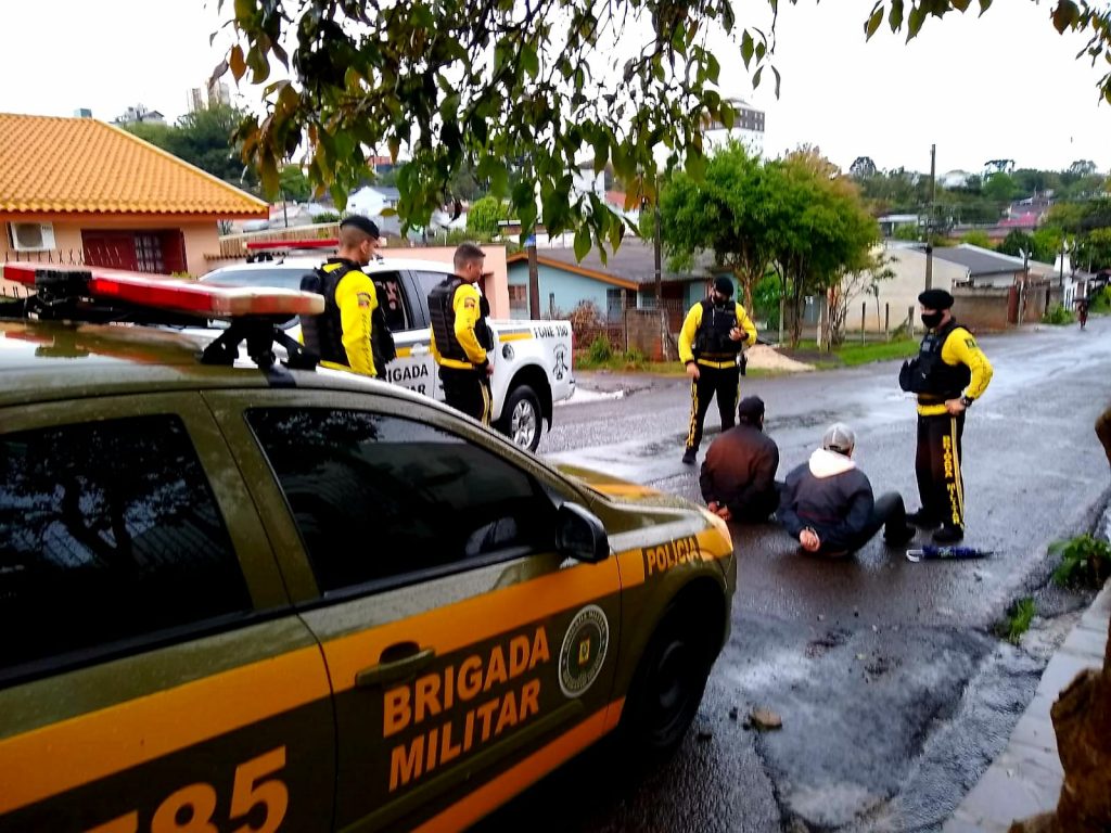 Bike Patrulha prende dois indivíduos por furto em farmácia em Passo Fundo