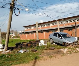 Carro colide em poste no bairro Zachia em Passo Fundo