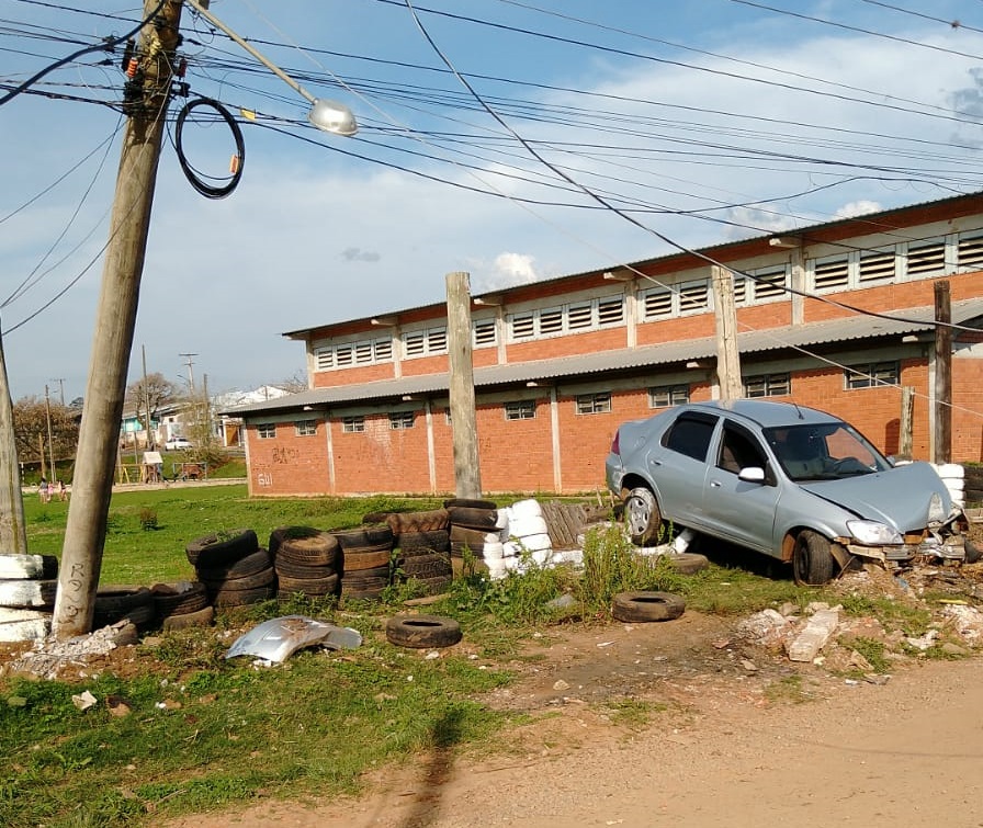 Carro colide em poste no bairro Zachia em Passo Fundo