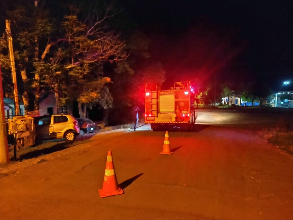 Corpo de Bombeiros Militar atende incêndio no Loteamento Menino Deus em PF
