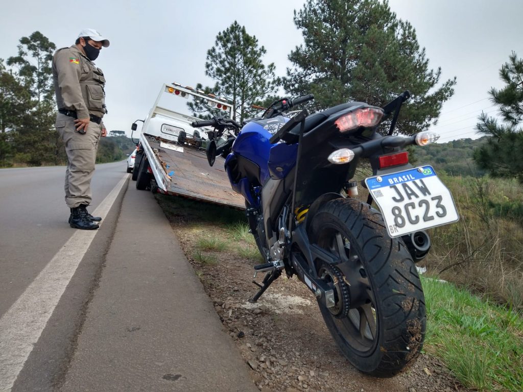 Motoboy passa a noite acidentado as margens da ERS-324 em Passo Fundo