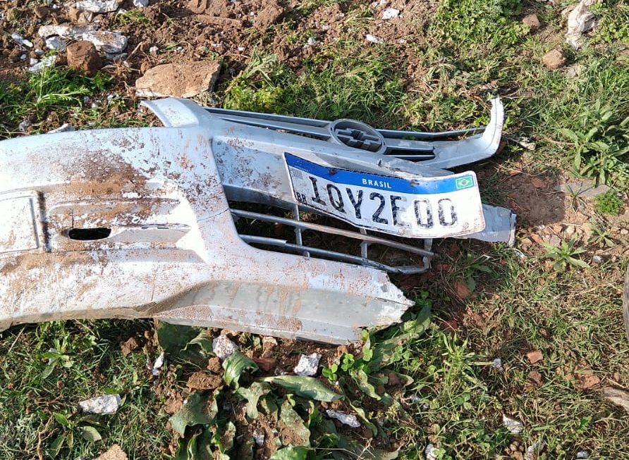 Carro colide em poste no bairro Zachia em Passo Fundo