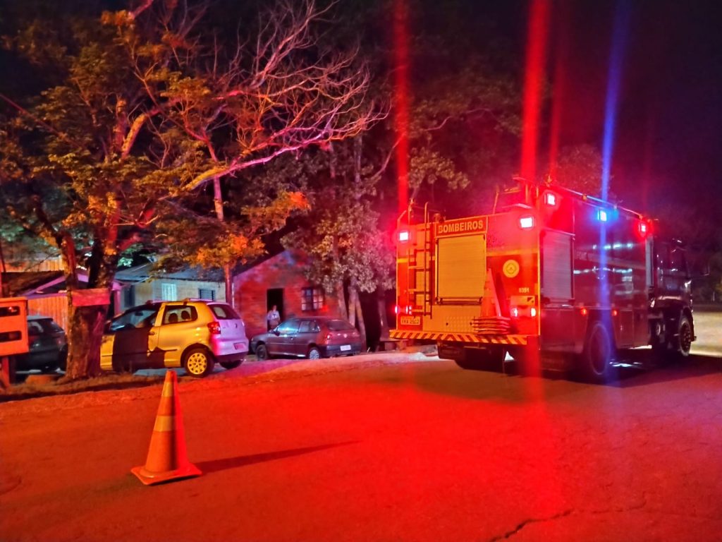 Corpo de Bombeiros Militar atende incêndio no Loteamento Menino Deus em PF