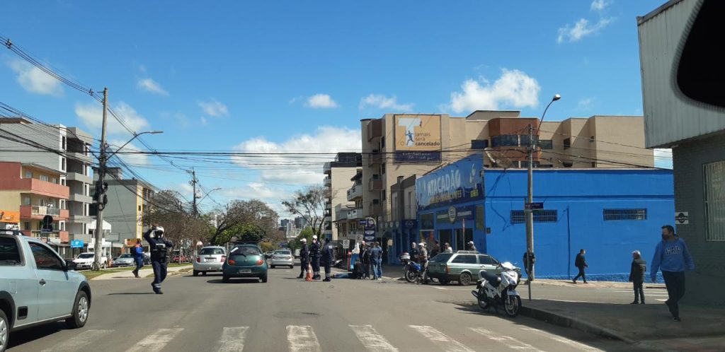Colisão entre carro e moto deixa dois feridos na Avenida Brasil com Afonso Pena