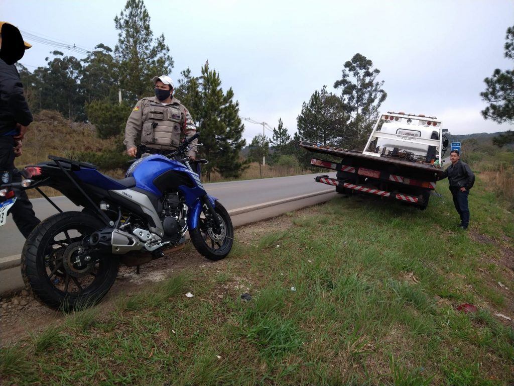 Motoboy passa a noite acidentado as margens da ERS-324 em Passo Fundo