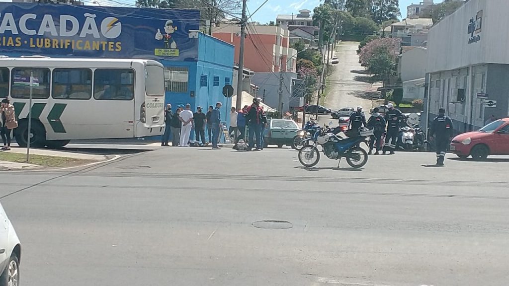 Colisão entre carro e moto deixa dois feridos na Avenida Brasil com Afonso Pena