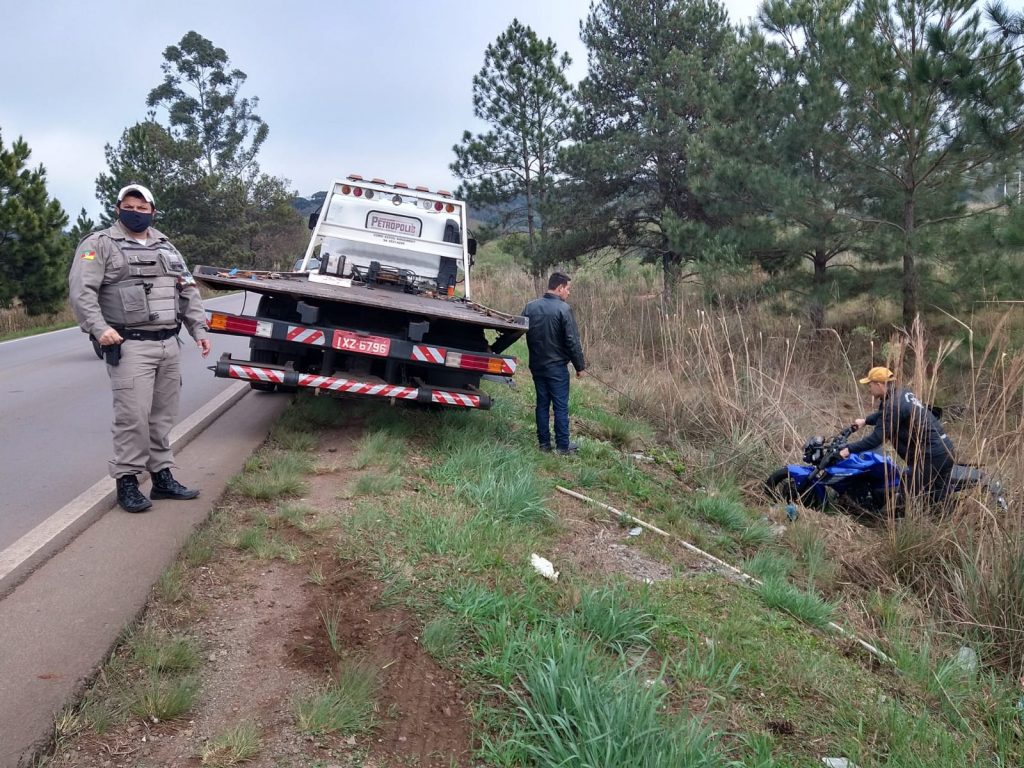 Motoboy passa a noite acidentado as margens da ERS-324 em Passo Fundo