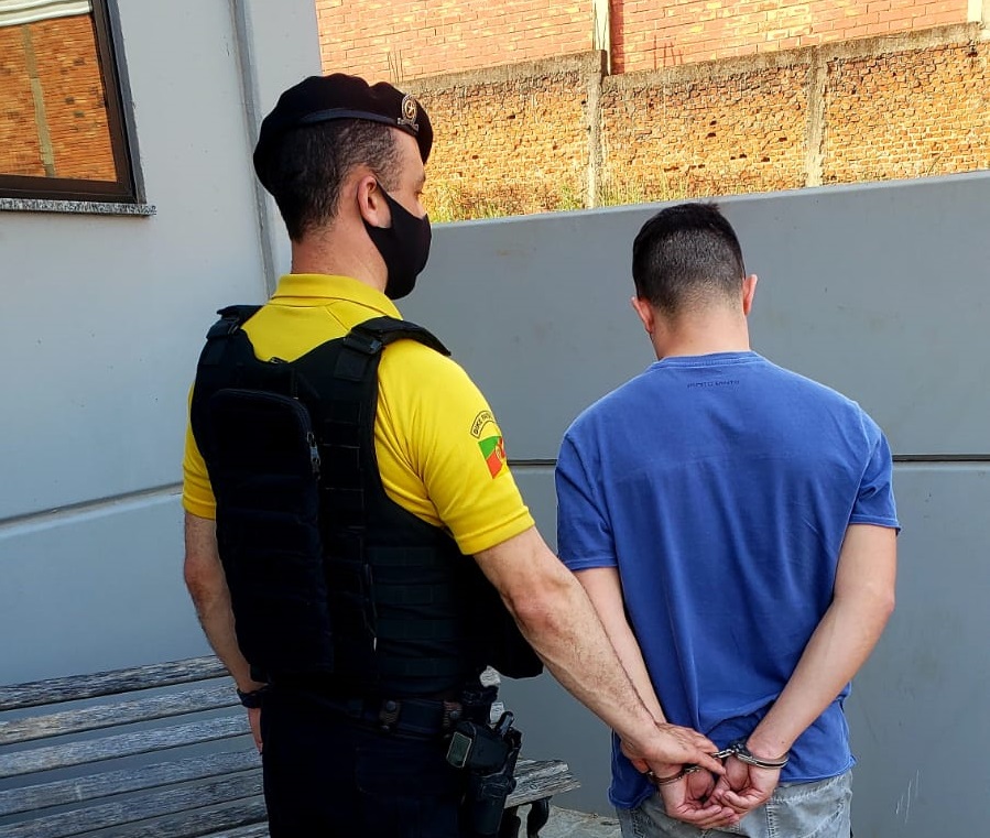 Bike Patrulha prende procurado da Justiça, na praça do Hospital de Clínicas