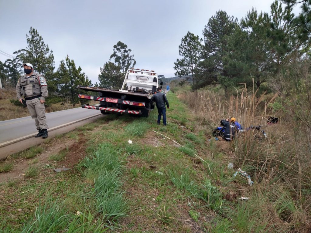 Motoboy passa a noite acidentado as margens da ERS-324 em Passo Fundo