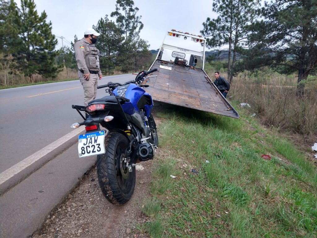Motoboy passa a noite acidentado as margens da ERS-324 em Passo Fundo
