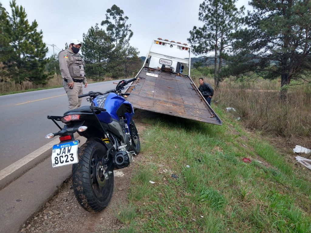 Motoboy passa a noite acidentado as margens da ERS-324 em Passo Fundo