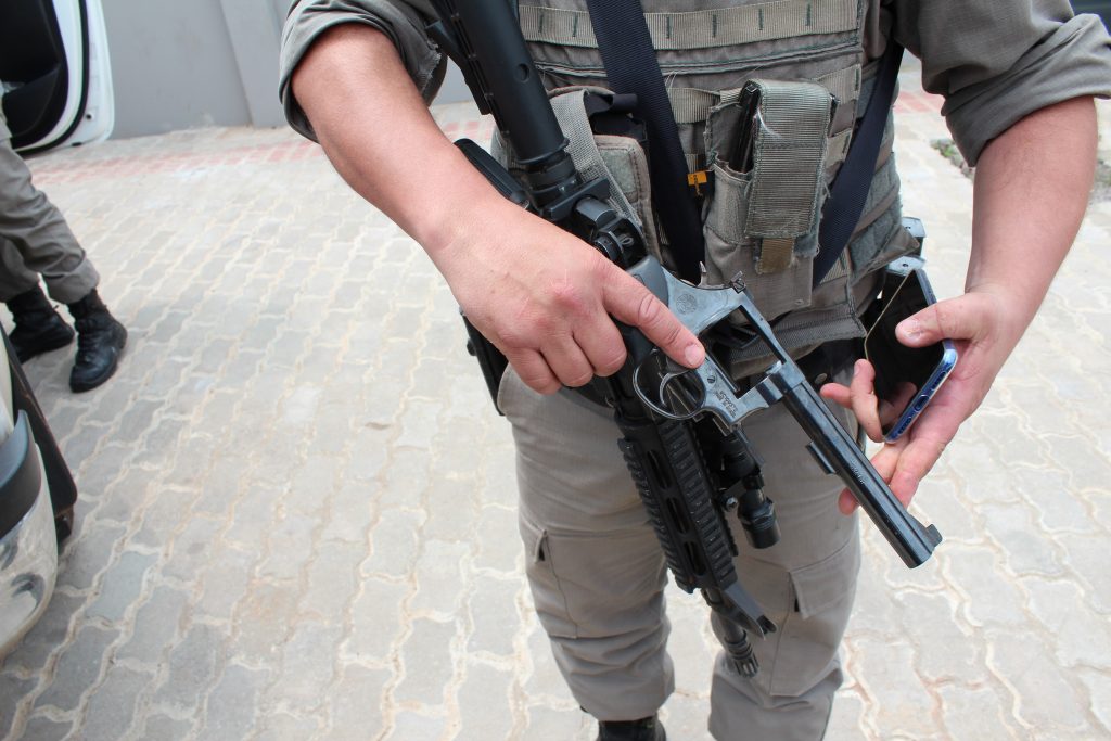 3°RPMon efetua prisão de traficante com armas, drogas e munições no Jaboticabal