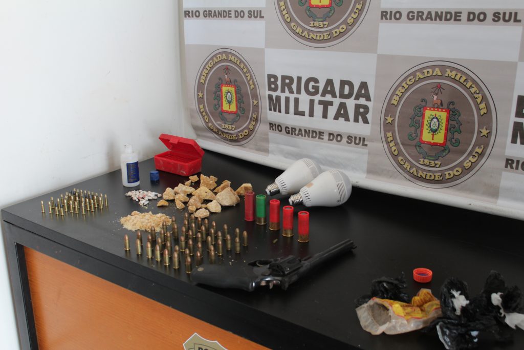 3°RPMon efetua prisão de traficante com armas, drogas e munições no Jaboticabal